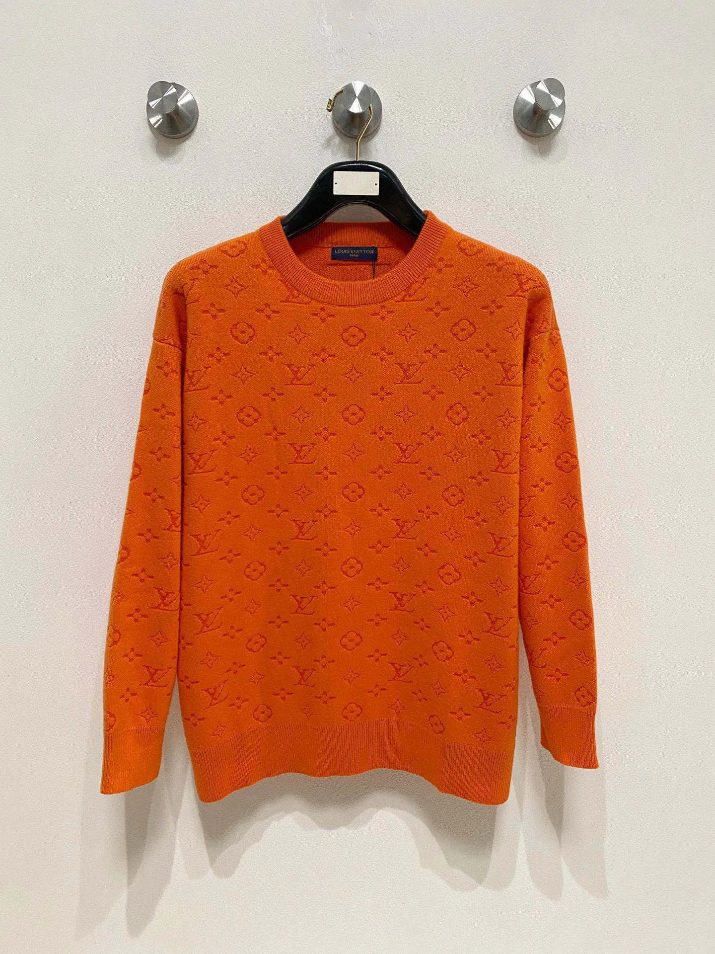 🅿️440 [LV Louis Vuitton] Autumn and winter classic lapel sweater, in full condition! ! ! Wool blended fabric, the latest model in 2025, golden ratio! ! Slim-fitting soft gold, versatile and practical item, the combination and practicality are extremely powerful, simple and elegant, and classy! To create your own style, it is highly recommended to buy it in two colors. The standard slim fit tailoring process is suitable for both young and old men. It is knitted from wool and will not cause any discomfort! While keeping warm, it is stylish, textured and wearable, and the classic logo with contrasting colors on the chest feels in place! ! Recommended for regular customers! ! Size M-3XL (maximum wear: 190 pounds)